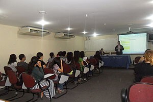 0720-monitores_participam_de_treinamento_para_trabalho_na_5_mostra01-300x200.jpg